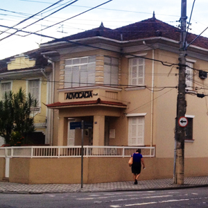 O portentoso prédio do escritório ocupa boa parte da esquina na cidade de Santos/SP. 